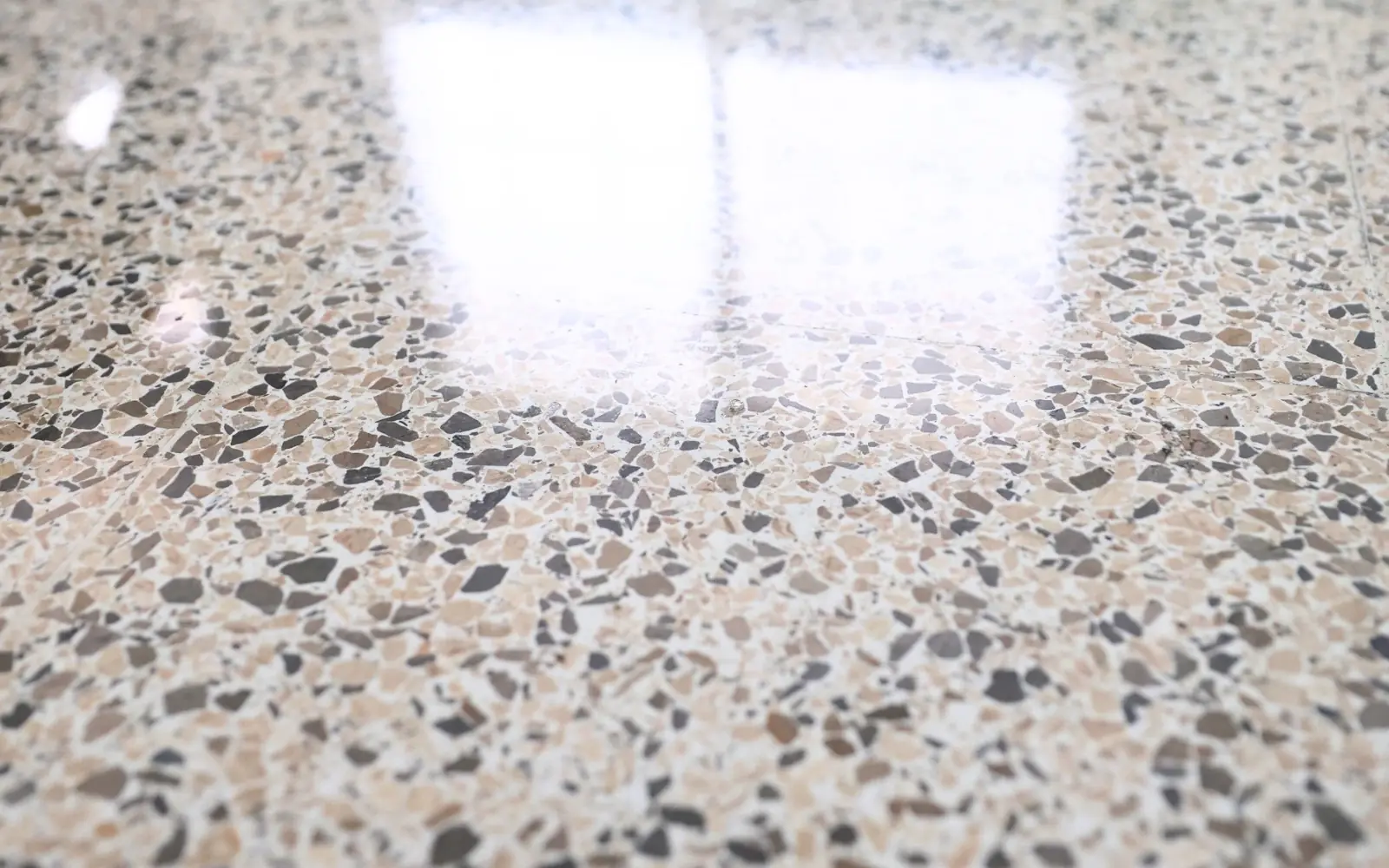 Mármol crema restaurado en lobby